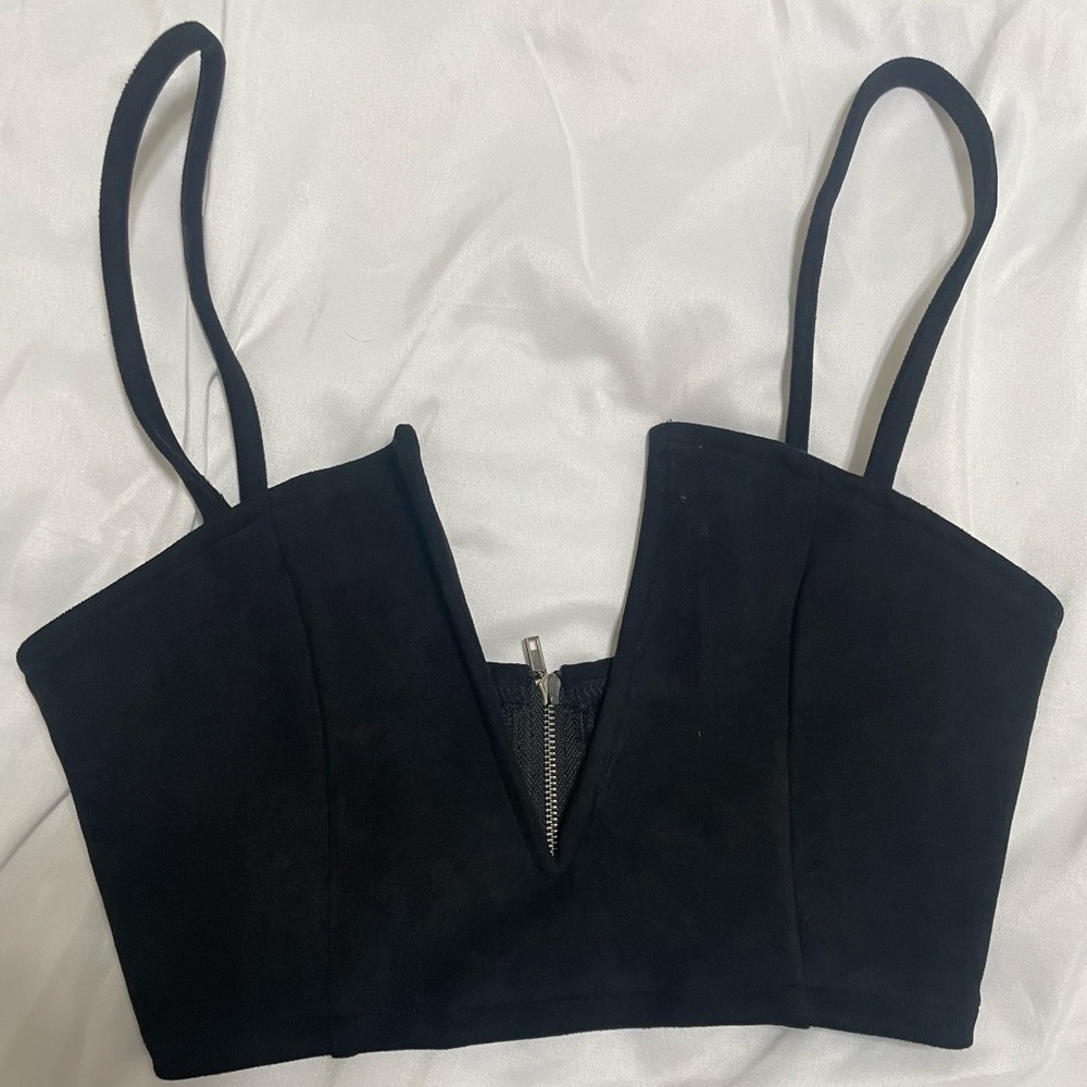 Black v neck crop top